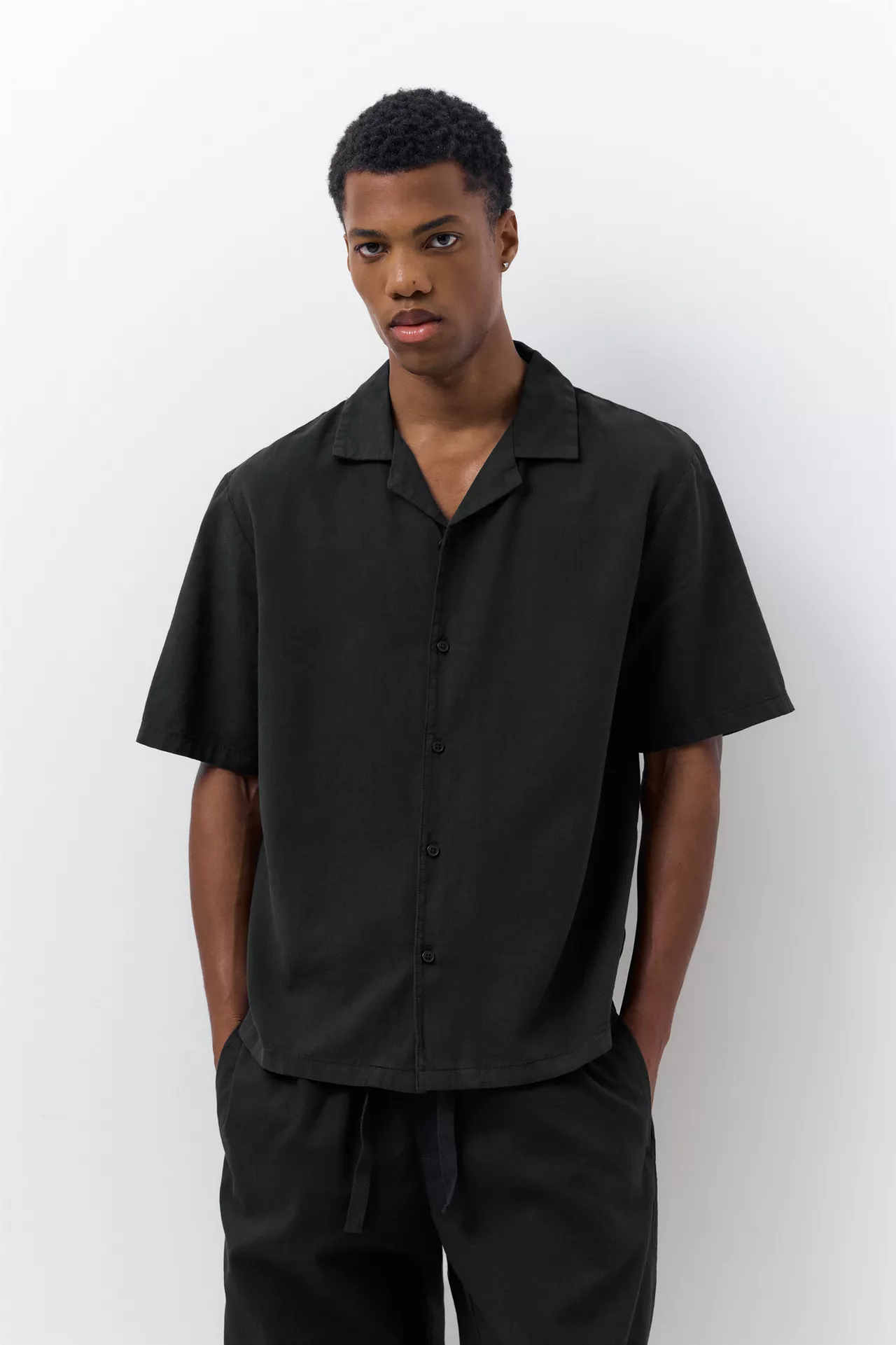 camisa de negro